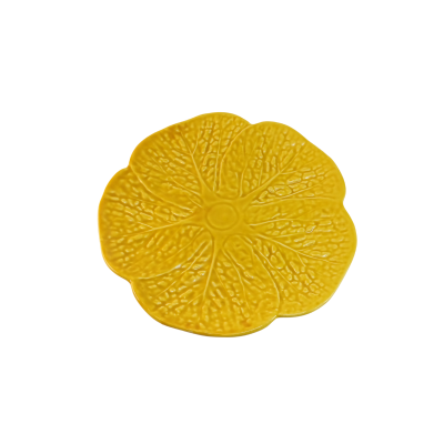 Prato amarelo com formato e textura de flor, em fundo branco