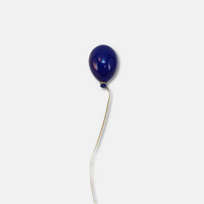 Balão azul escuro pendurado