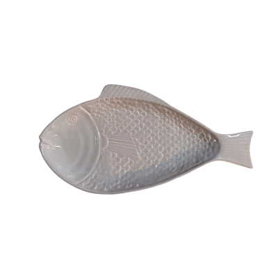 Prato decorativo branco em forma de peixe com textura imitando escamas