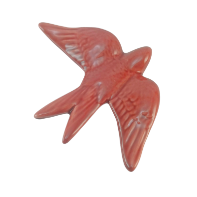 Pássaro decorativo vermelho em cerâmica com textura detalhada.