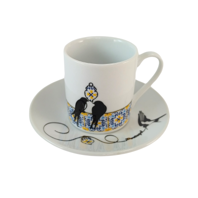 Conjunto chávena e pires cerâmica com padrão decorativo azul, amarelo e preto.