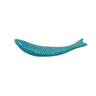 Prato cerâmico azul turquesa em forma de peixe com textura de escamas