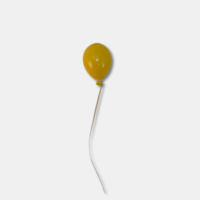 Balão amarelo de látex com cordão fino