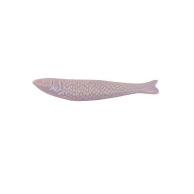 Objeto decorativo lilás em forma de peixe com textura escamada