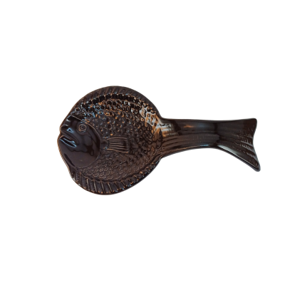 Prato decorativo em cerâmica castanha em forma de peixe