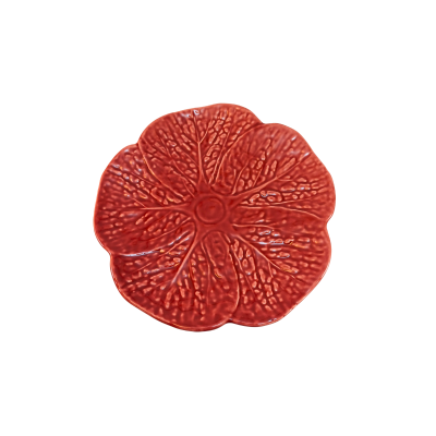 Prato decorativo vermelho em forma de flor com textura detalhada