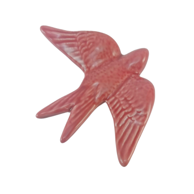 Andorinha decorativa cor-de-rosa com textura detalhada e fundo branco