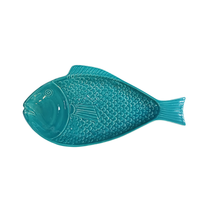 Prato cerâmico turquesa em forma de peixe com textura em relevo.