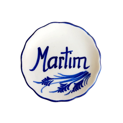 Prato decorativo branco com nome Martim e folhas azuis