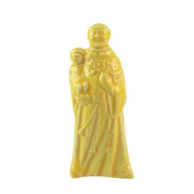 Estátua amarela de figura religiosa com criança em fundo branco