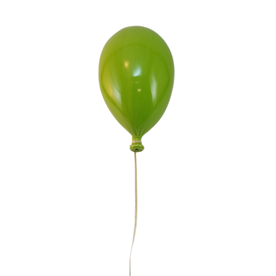 Balão verde de látex com cordão branco contra fundo branco