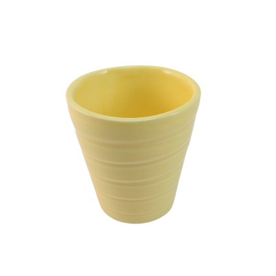 Copo amarelo de cerâmica com linhas horizontais, fundo branco