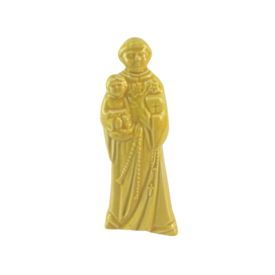 Estátua amarela de santo com criança ao colo em fundo branco