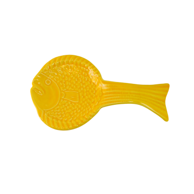 Prato amarelo de cerâmica em formato de peixe com texturas