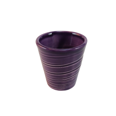 Vaso ou copo pequeno em cerâmica roxa com linhas horizontais