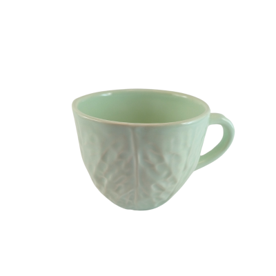 Caneca de cerâmica verde água com textura de folhas