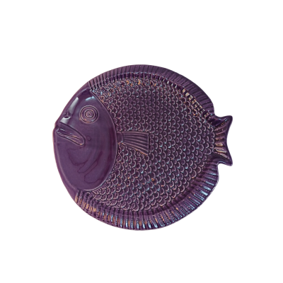 Prato decorativo roxo em forma de peixe com textura detalhada