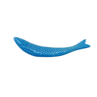 Peixe cerâmico azul decorativo com textura de escamas
