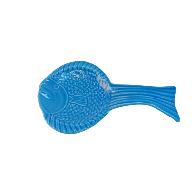 Prato cerâmico azul em formato de peixe com textura detalhada
