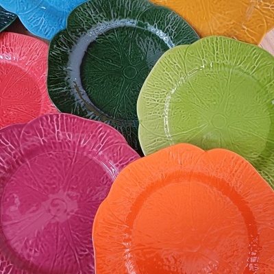Pratos cerâmicos coloridos com textura floral