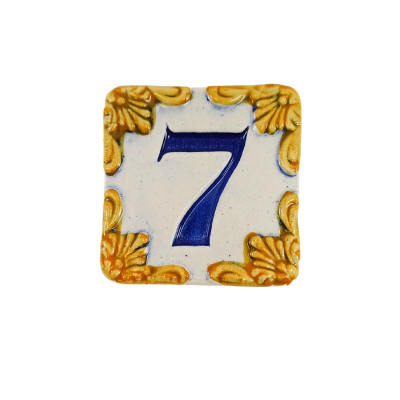 Azulejo quadrado com número 7 azul e decoração amarela nos cantos