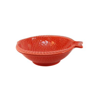 Prato cerâmico laranja em forma de peixe com textura de escamas