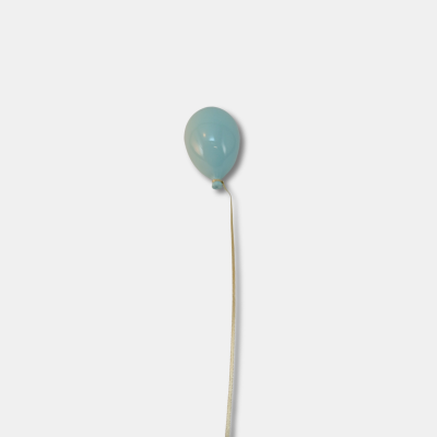 Balão azul claro brilhante amarrado a fio branco