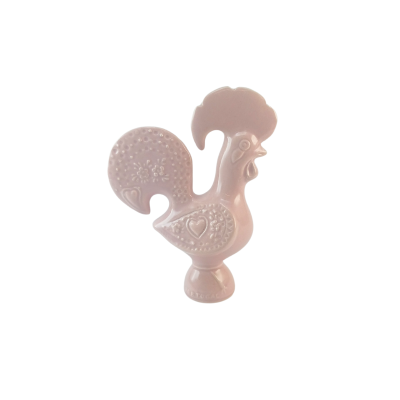 Figura decorativa de cerâmica rosa em forma de galo com texturas em relevo