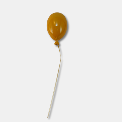 Balão laranja com haste branca em fundo branco