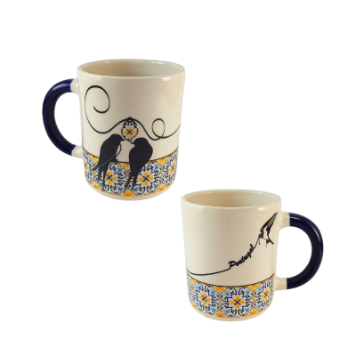 Duas canecas cerâmicas decoradas com padrões de azulejo e pássaros, pegas azuis escuros