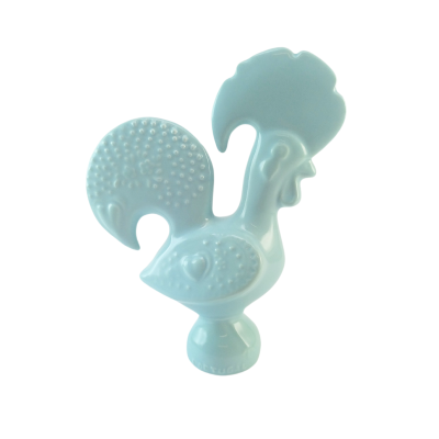 Galo decorativo de cerâmica azul clara com padrão texturizado