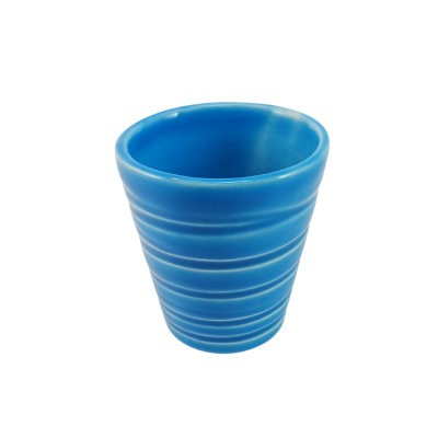 Copo pequeno azul de cerâmica com ranhuras horizontais