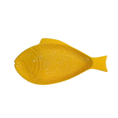 Prato amarelo em forma de peixe detalhado