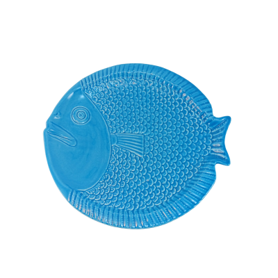 Prato azul em forma de peixe com textura detalhada