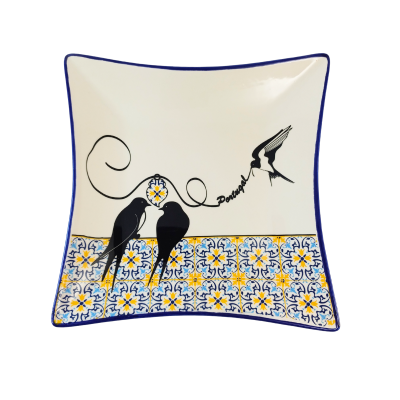 Prato quadrado de cerâmica com decoração de azulejos e andorinhas pretas