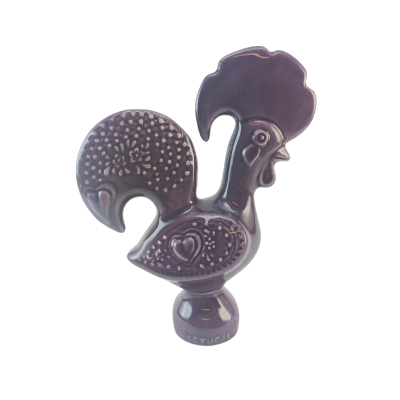 Figura decorativa roxa do Galo de Barcelos em cerâmica com detalhes em relevo