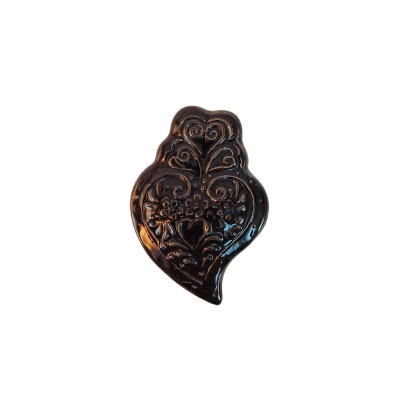 Elemento decorativo em forma de coração preto com padrão floral em relevo