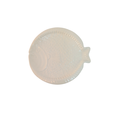 Prato branco em forma de peixe com textura em relevo