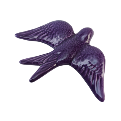 Figura decorativa de pássaro roxo em cerâmica vidrada sobre fundo branco