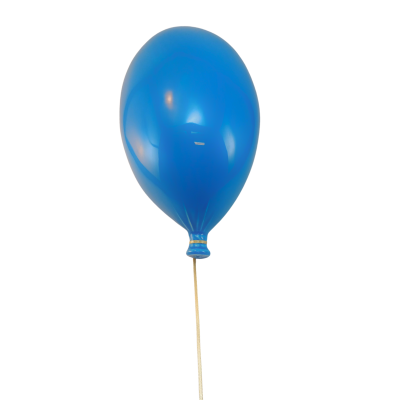 Balão azul amarrado a fio sobre fundo branco