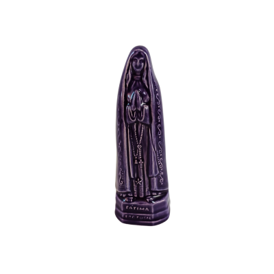 Estatueta de Nossa Senhora de Fátima em cerâmica castanha com detalhes brancos