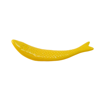 Prato cerâmico amarelo em forma de peixe com textura de escamas