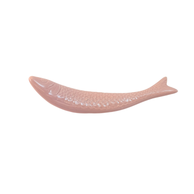 Prato decorativo em forma de peixe rosa de cerâmica com textura escamada