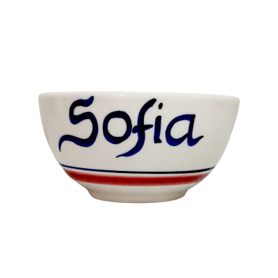 Taça branca em cerâmica com 'Sofia' escrito em azul e linhas vermelha e azul na base.