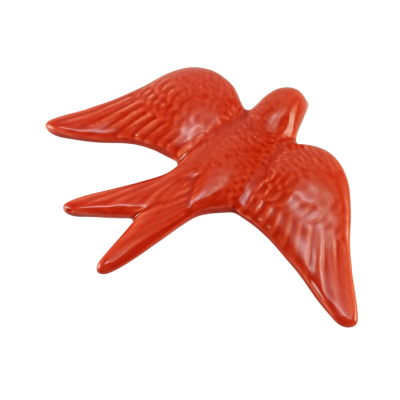 Figura decorativa cerâmica vermelha em forma de pássaro com asas abertas