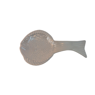 Prato de cerâmica branca em forma de peixe com textura de escamas
