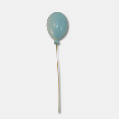 Balão azul claro com cordão branco