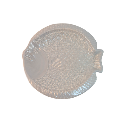 Prato cerâmico branco em forma de peixe com relevo