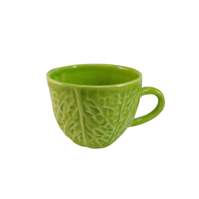 Chávena verde de cerâmica com textura de folhas