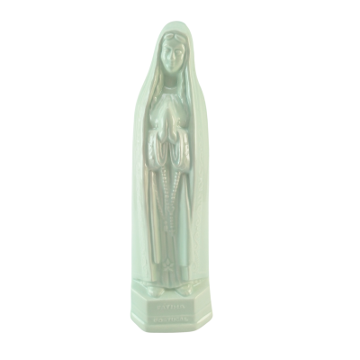 estatueta branca de Nossa Senhora de Fátima em cerâmica